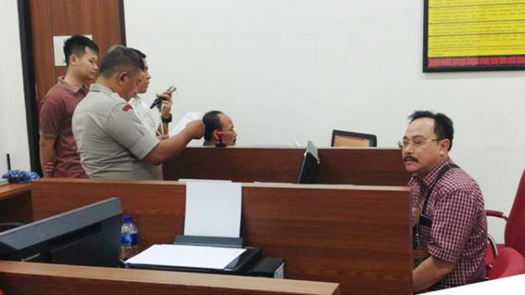 Pengacara Tomy Winata Pukul Hakim Saat Sidang Berjalan