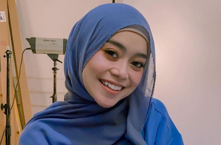 Senyuman Artis Cantik Punya Gigi Gingsul