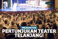 Pertunjukan teater kaum nudis di Prancis
