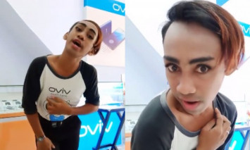 Dengan gaya meliuk - liuk sales counter hape ini mempromosikan smartphone terbaru