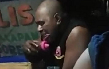 Memakan tutup botol kecap