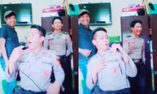 polisi sedang bernyanyi lagu India