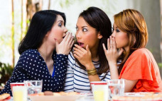 Terlalu asyik ngegosip minum air kobokan