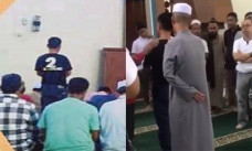 pria kaku saat sholat