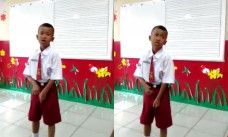 mainin resleting celana sambil nyanyi