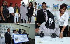 penerima hadiah pake topeng