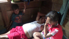 Serlli hidupi keluarganya seorang diri