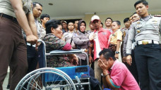 Sopir truk bersimpuh minta maaf