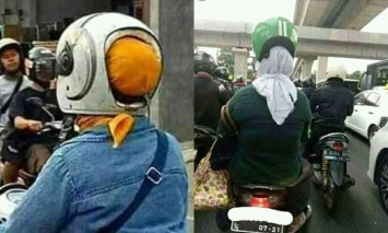 emak naik motor pake helm unik