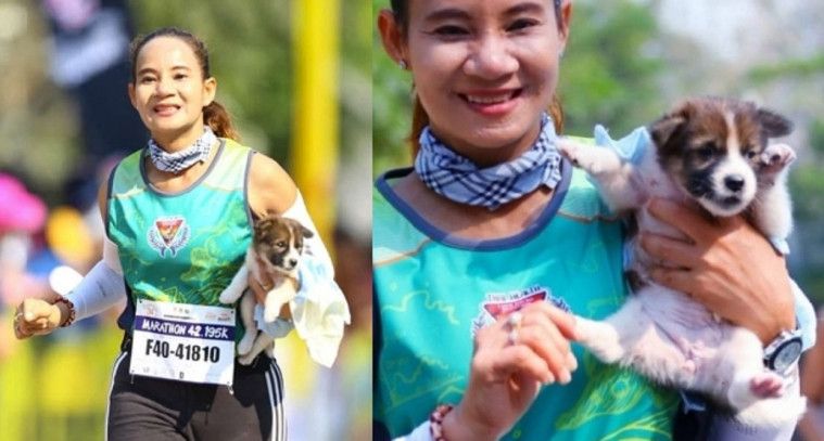 Khemjira Klongsanun menggendong anak anjing saat lomba