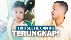 wanita sedang berselfi