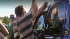 Para narapidana sedang mencoba membuka mobil untuk mengeluarkan sang bayi