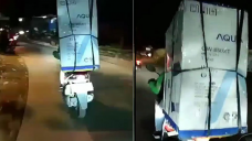 Driver ojol bawa mesin cuci