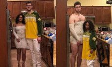 sepasang kekasih saling bertukar pakaian