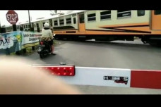 pengendara tembus palang perlintasan