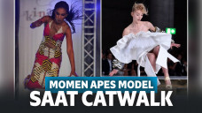 Momen apes model saat catwalk