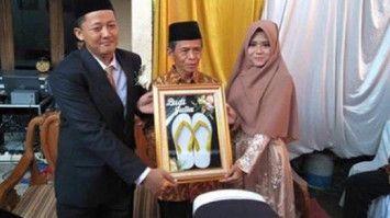 Mahal sendal jepit di pernikahan Budi dan Julia