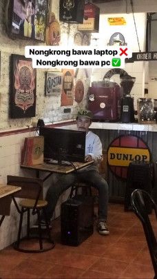 Foto pria membawa komputer ke cafe