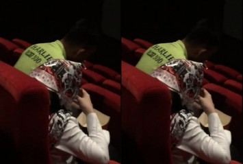 Pria merokok di bioskop