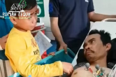 Yuda menjaga ayahnya di rumah sakit