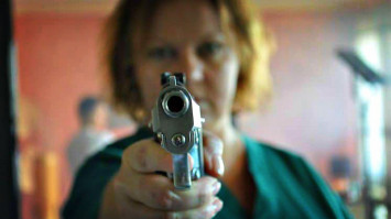 Ilustrasi wanita dengan pistol