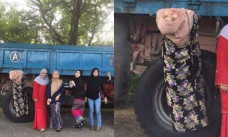 foto dengan pose yang aneh