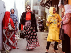 Ussy Sulistiawati pakai barang mewah di gang sempit