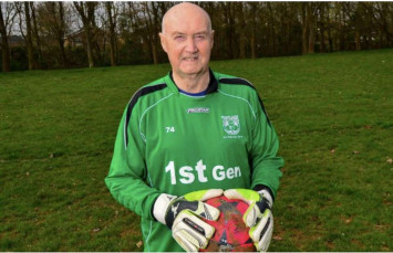 Colin Lee, Kiper asal Inggris yang telah berusia 79 tahun.