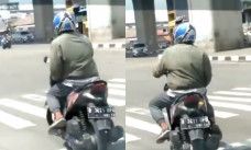 atraksi tak turunkan kaki saat di lampu merah