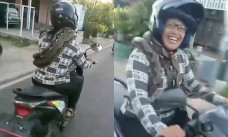 emak-emak pemberani, bawa ular sambil naik motor