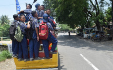 Siswa gelantungan di angkot