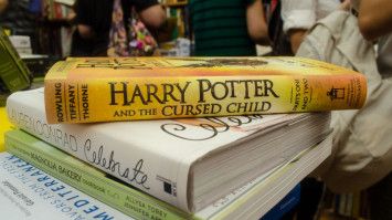 Novel Harry Potter dibakar karena dianggap promosikan sihir.