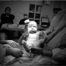 Bayi berpose Superman