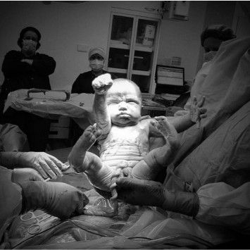 Bayi berpose Superman