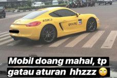 Mobil Porsche berhenti di zebra cross
