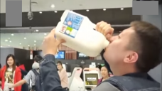 turis pria habiskan 2,5 liter susu di bandara