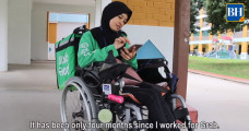 Memiliki Kekurangan Sejak Lahir, Seorang Perempuan Antarkan Pesanan GrabFood dengan Kursi Rodanya