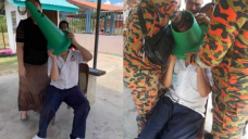 Kepalda bocah SD tersangkut kerucut jalan