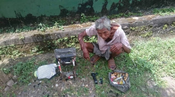 Kakek jadi tukang cukur keliling