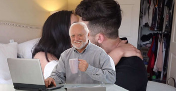 Mencium adik sendiri