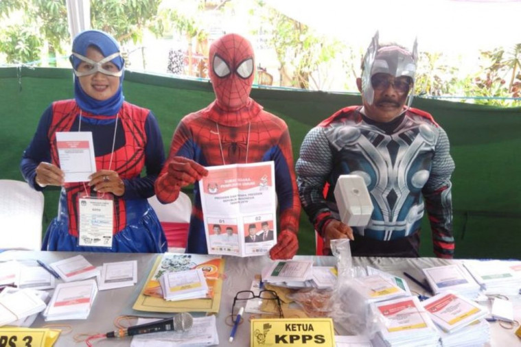 petugas tps pakai kostum superhero