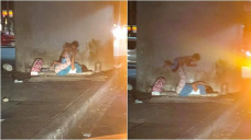 tunawisma ibu dan anak yang sedang main di kolong jembatan