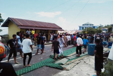 Warga kembalikan pemberian caleg Nasdem tidore