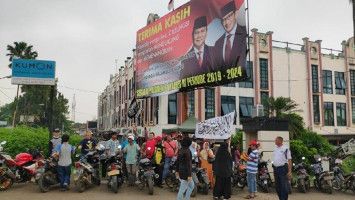 Relawan jaga Baliho Kemenangan Prabowo Sandi