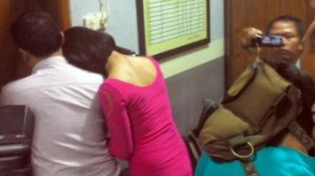 Pria terciduk ngamar dengan nenek-nenek