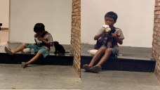 Dari hasil tukang parkirnya, anak ini membeli susu saset lalu ia berikan ke seekor anjing jalanan.