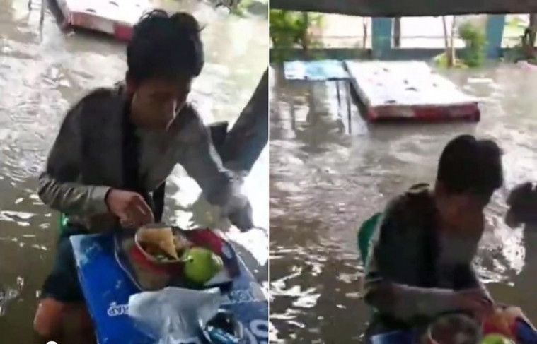 Makan mi di tengah banjir