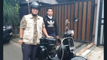 Dahnil Anzar dan motor Vespanya
