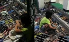 Gadis kecil sedang merapikan sandal dimasjid