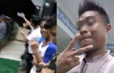 Remaja yang bercanda ketika salat tarawih